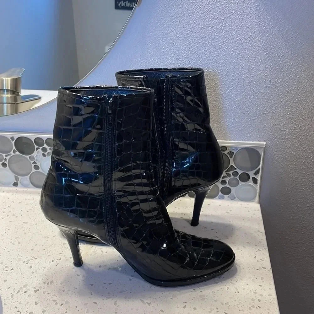 St John woman’s patent leather boots - Picture 14 of 15
